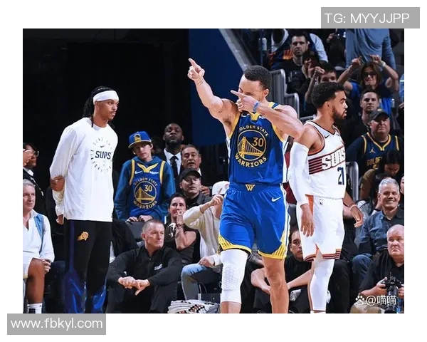 镜头捕捉：勇士赛场小动作引发热议