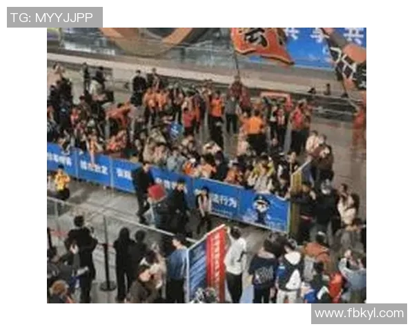 球员赛后感谢粉丝热情接机，机场变“球迷海”